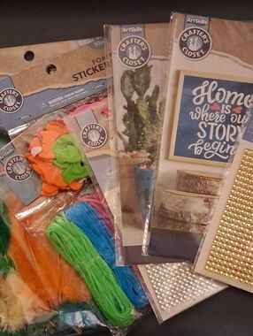 NWT! Crafter's Closet Lot Of Art Supplies